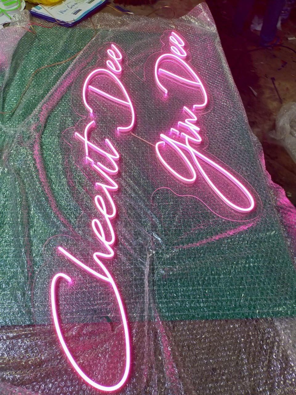 ป้ายไฟนีออน LED อะคริลิคใสรองหลัง