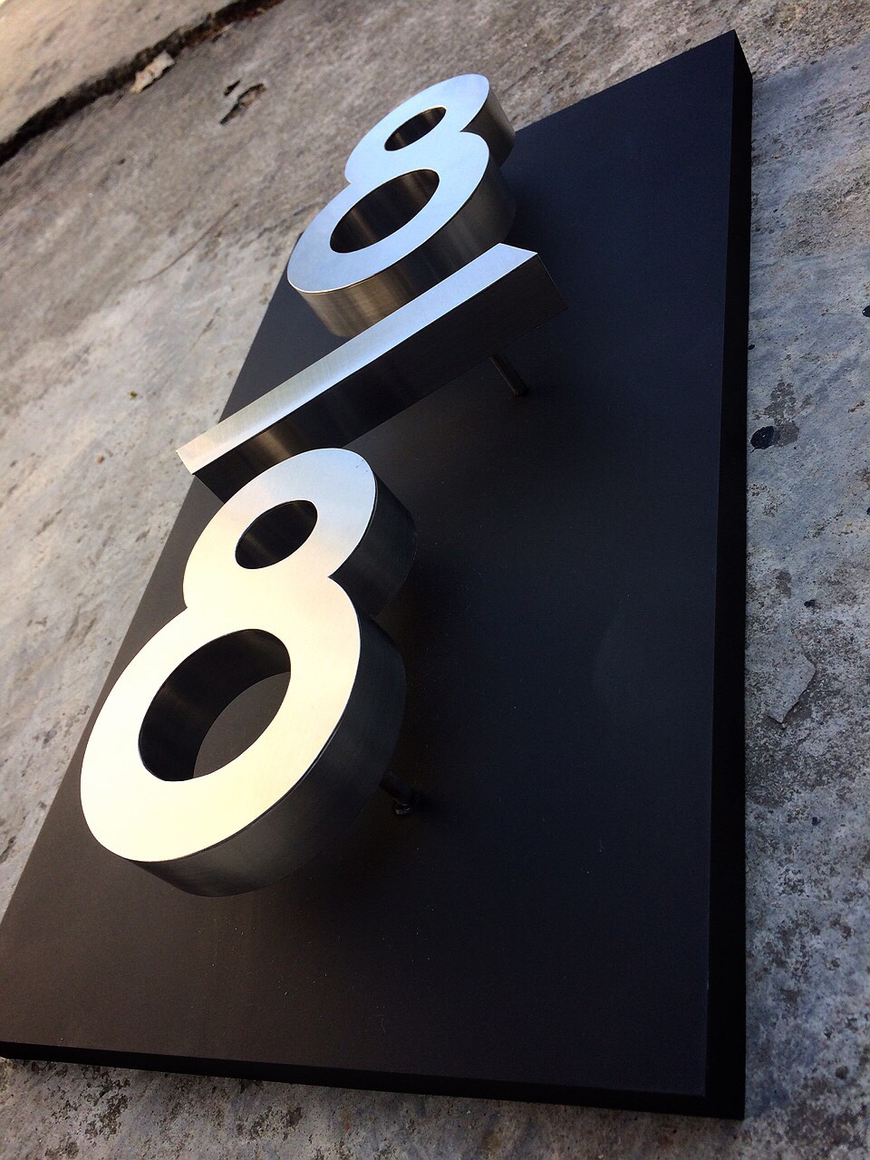 ป้ายตัวอักษรสแตนเลส ติดบนฐานสีดำด้าน