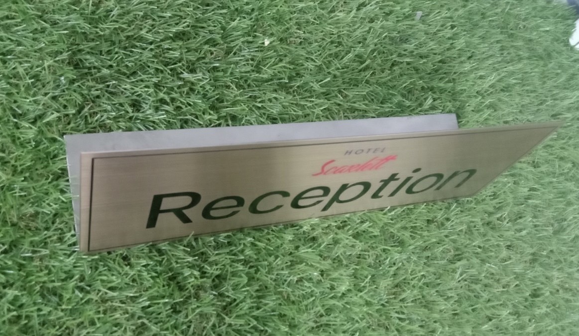 ป้ายตั้งโต๊ะ ป้ายสแตนเลสสีโรสโกลด์แฮร์ไลน์ หนา 1mm กัดกรด