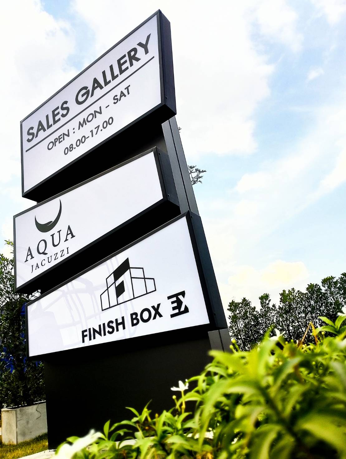 #ป้ายกล่องไฟด้านหลังป้ายพื้นคอมโพสิตยกขอบ