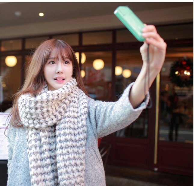 พร้อมส่ง - ผ้าพันคอไหมพรมกันหนาว NC110 (สีขาวดำ)