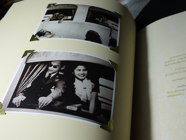 60 ปี พระบารมีปกฟ้า เนื่องในวโโรกาสบรมราชาภิเษก 60 ปี โดย กระทรวงยุติธรรม ปกแข็ง 2 เล่มบรรจุในกล่อง