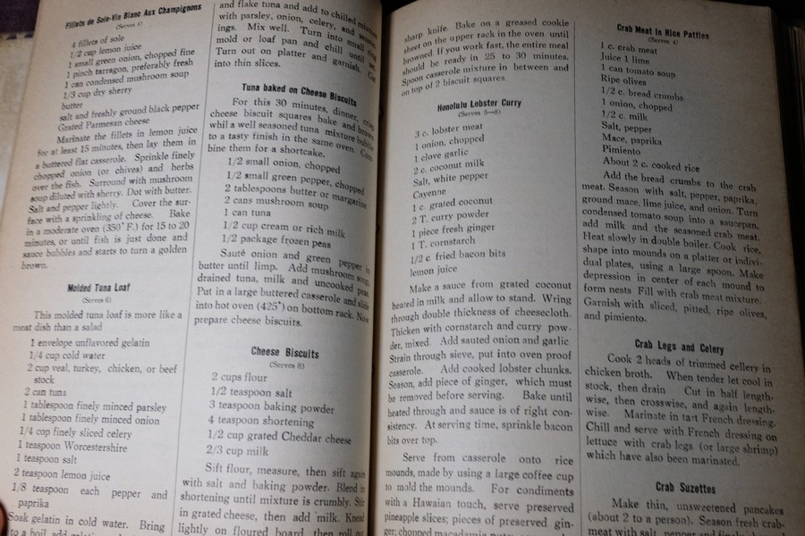 ตำรากับข้าว YWCA COOK BOOK ปกแข็ง 430 หน้า พิมพ์ปี 2510 (สอบถาม)