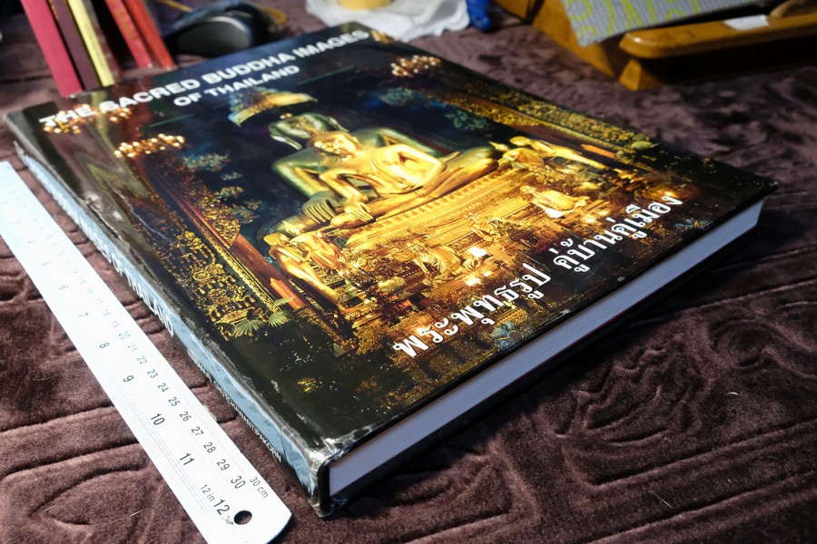THE SACRED BUDDHA IMAGES OF THAILAND by WARANUN CHUTCHAWANTIPAKORN ปกแข็ง ปี 2547