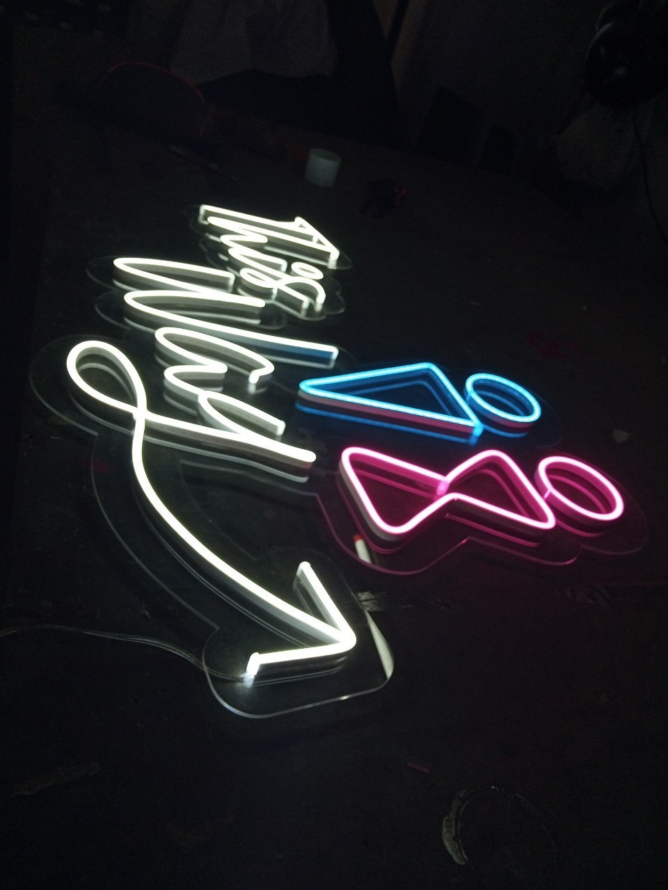 ป้ายไฟนีออน LED อะคริลิคใสรองหลัง