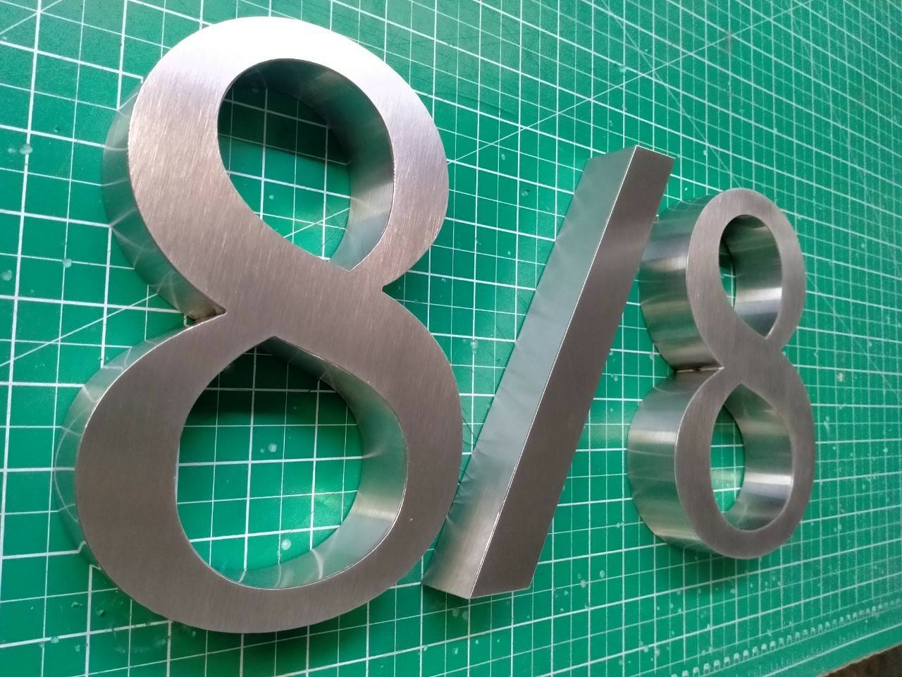 ตัวอักษรสแตนเลส บ้านเลขที่ 8/8