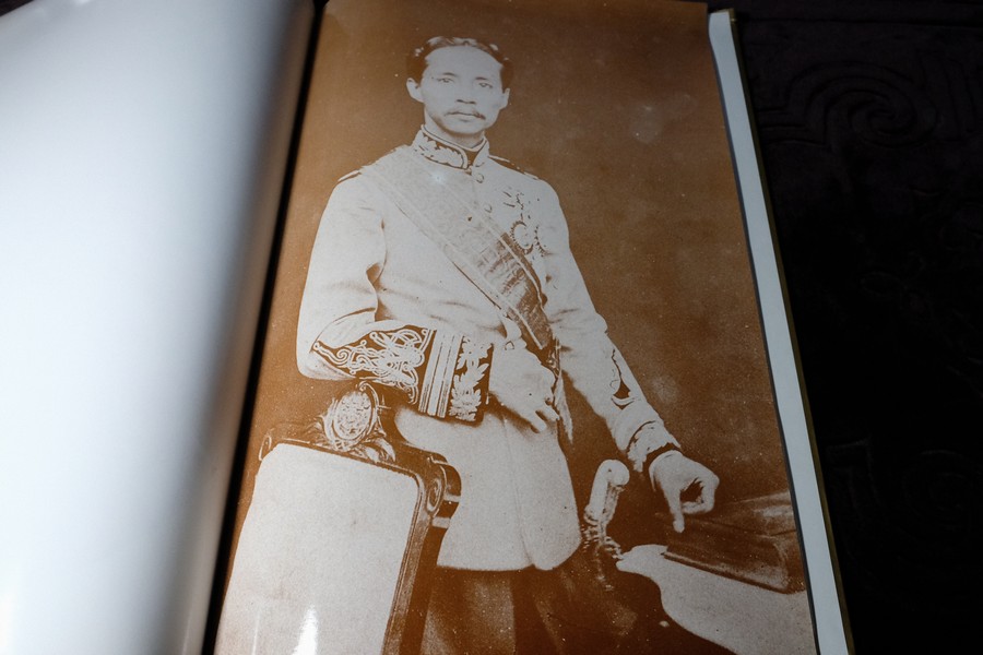 ประมวลภาพพระบรมฉายาลักษณ์ พระพุทธเจ้าหลวง จุฬาลงกรณ์ รัชกาลที่ 5 ปกเเข็งเล่มใหญ่