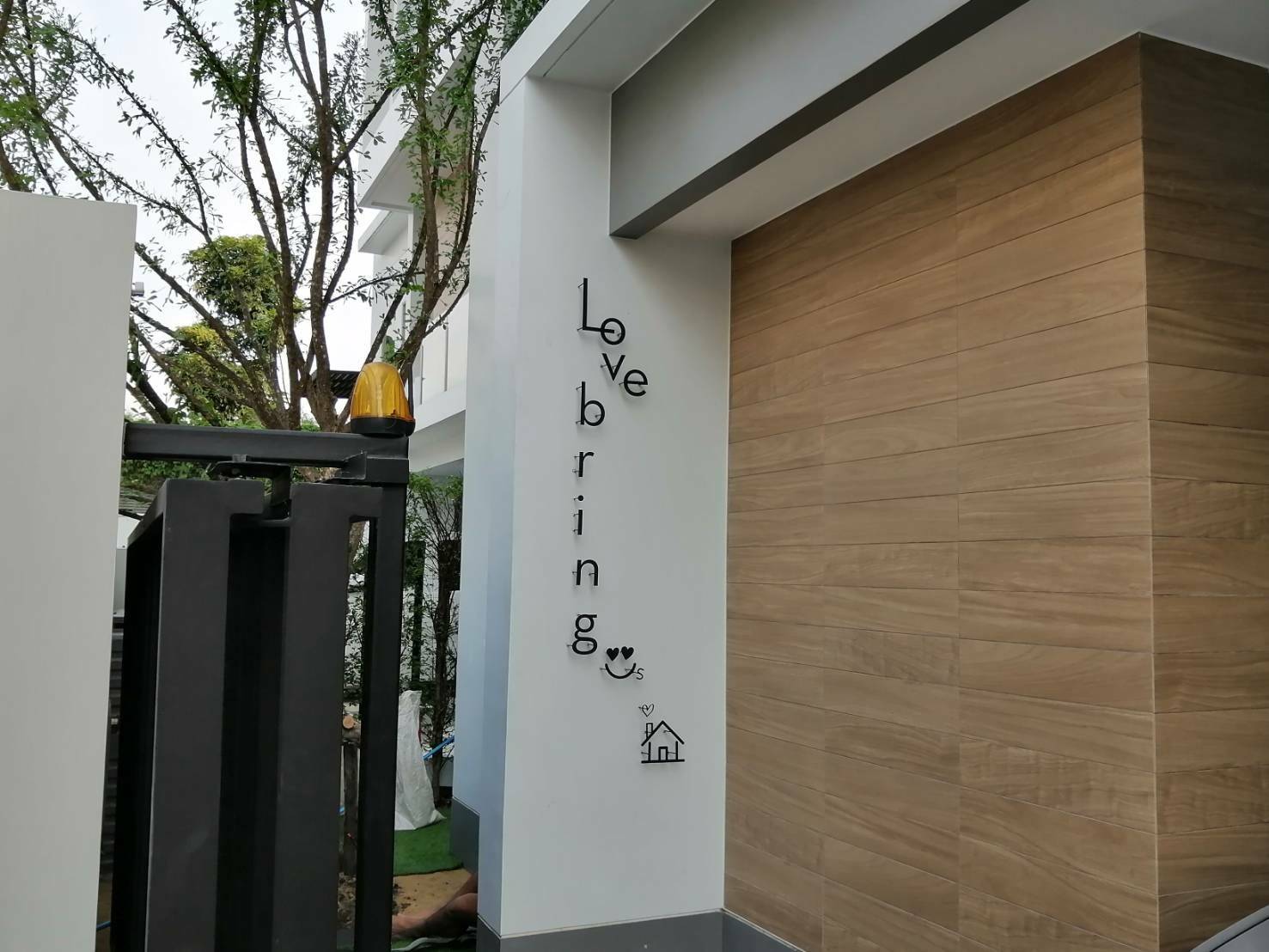 ป้ายอักษรโลหะแบบมีขาลอย