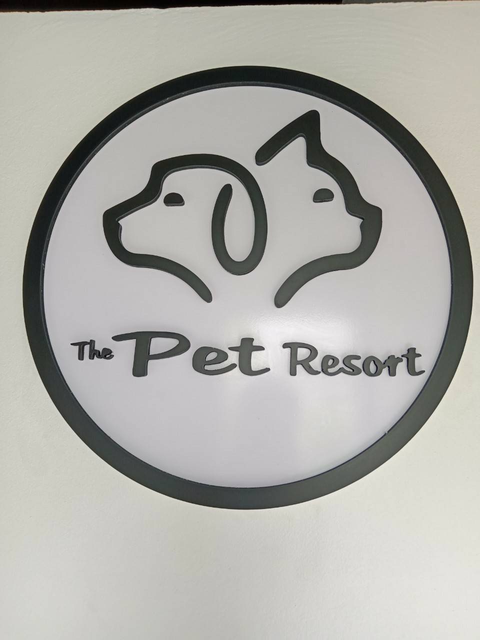 พื้นพลาสวู๊ด 10mm.พ่นสีขาว ติดพลาสวู๊ด 10 mm.อักษรไดคัท ตามโลโก้ และขอบพ่นสีดำ 2ชิ้น ขนาด 60*60cm 1ชิ้น ขนาด 120*120cm. 1ชิ้น