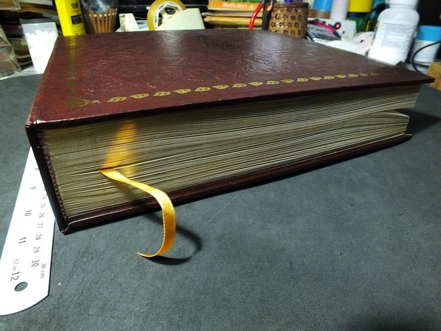 60 ปี พระบารมีปกฟ้า เนื่องในวโโรกาสบรมราชาภิเษก 60 ปี โดย กระทรวงยุติธรรม ปกแข็ง 2 เล่มบรรจุในกล่อง