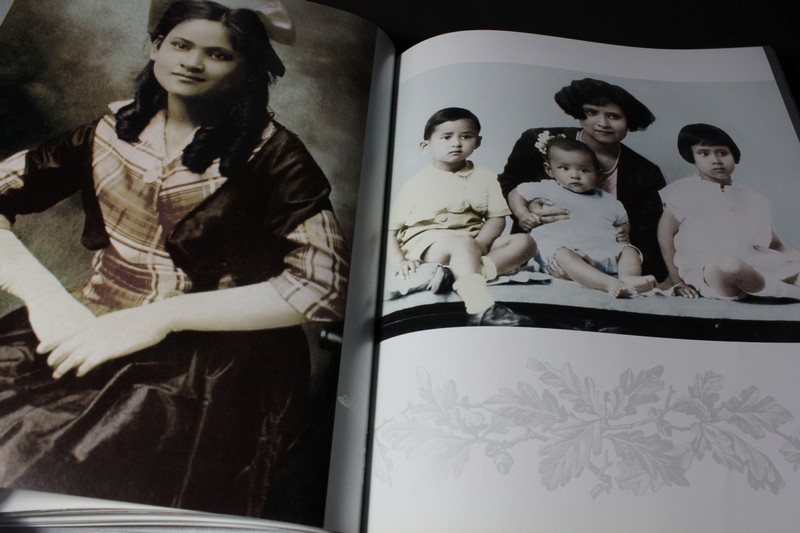 เเพรว 25 ปี ฉบับ บันทึกพระราชวงศ์ ปกข็ง 404 หน้า