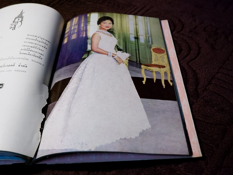 ประมวลภาพพระบรมฉายาลักษณ์ สมเด็จพระนางเจ้าสิริกิติ์ พระบรมราชินีนาถ ปกแข็ง พิมพ์ ปี 2514 (Pre-Order สอบถาม)