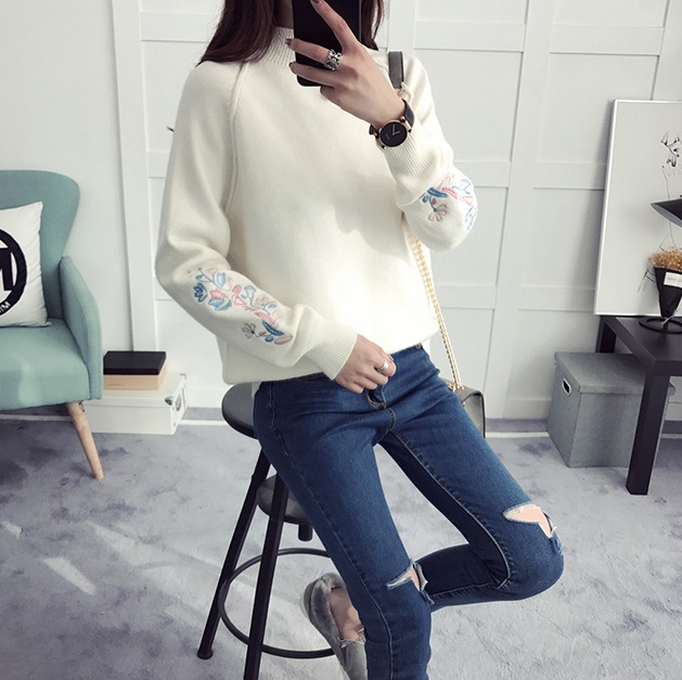 พร้อมส่ง - เสื้อไหมพรมแขนยาวมีลายปักที่แขนเสื้อน่ารักๆ ST750 (สีขาว)