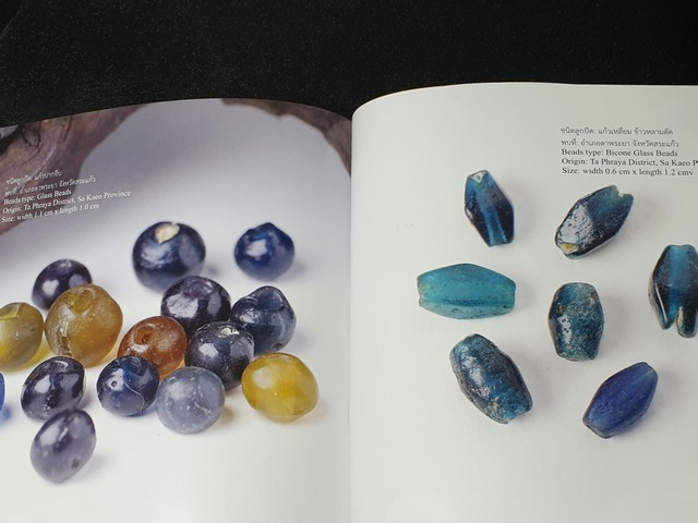 ลูกปัดและเครื่องประดับโบราณ เล่ม 2 เเนวชายขอบทะเลโบราณฝั่งตะวันออกโดย ธวัชชัย รามนัฏ ปกแข็ง 408 หน้า