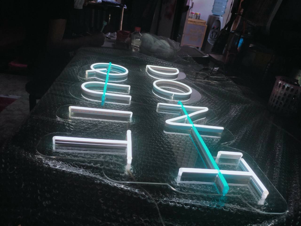 ป้ายไฟนีออนดัด อะคริลิคใสรองหลัง 3มิล