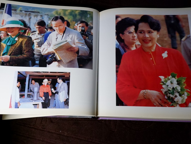 ด้วยพระบารมีสู่ธรรมชาติเเละชีวิต หนังสือเฉลิมพระชนมพรรษา สมเด็จพระนางเจ้าสิริกิติ์ พระบรมราชินีนาถ ปี 2535