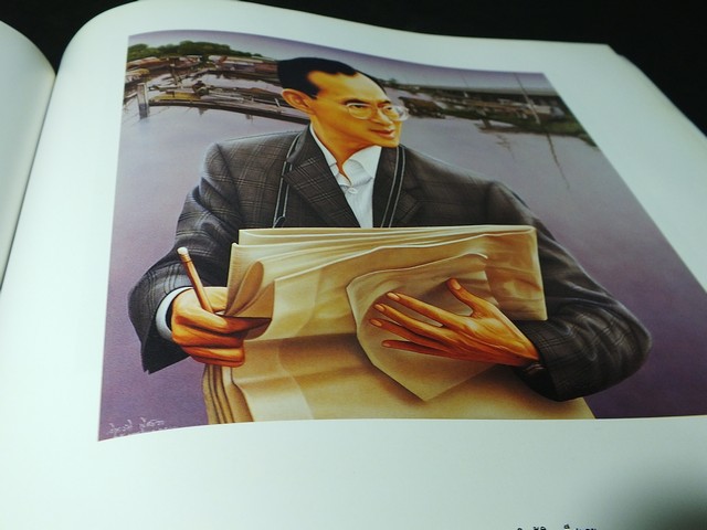 การเเสดงศิลปกรรมเทิดหล้า กาญจนาภิเษกสมโภช โดย ธนาคารไทยพาณิขย์ หนา 102 หน้า ปี 2538