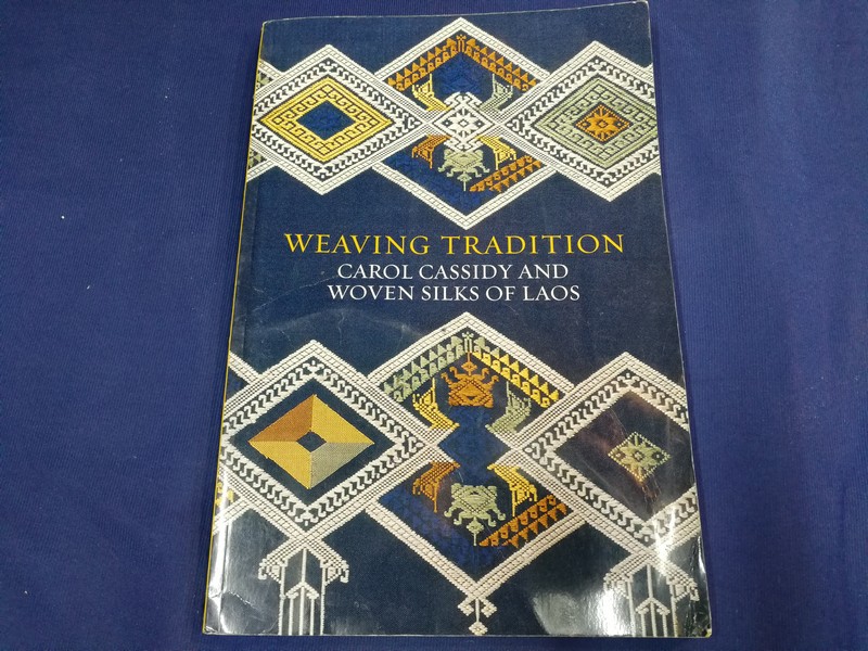WEAVING TRADITION BY CAROL CASSIDY & WOVEN SILKS OF LAOS มี 160 หน้า ปี 2004