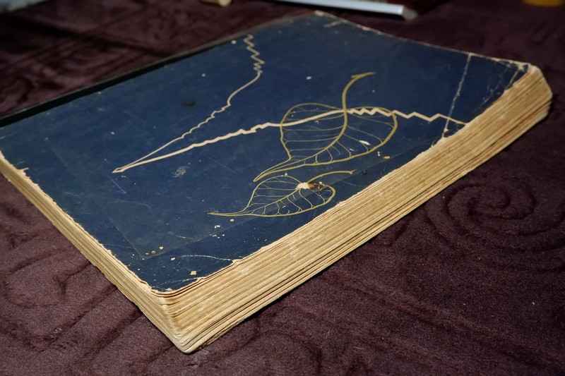 สมุดภาพพุทธจริยาประวัติ ตามภาพบนผนังโบสถ์วิหารในประเทศไทย โดย สำนักข่าวอเมริกัน ปี 2500