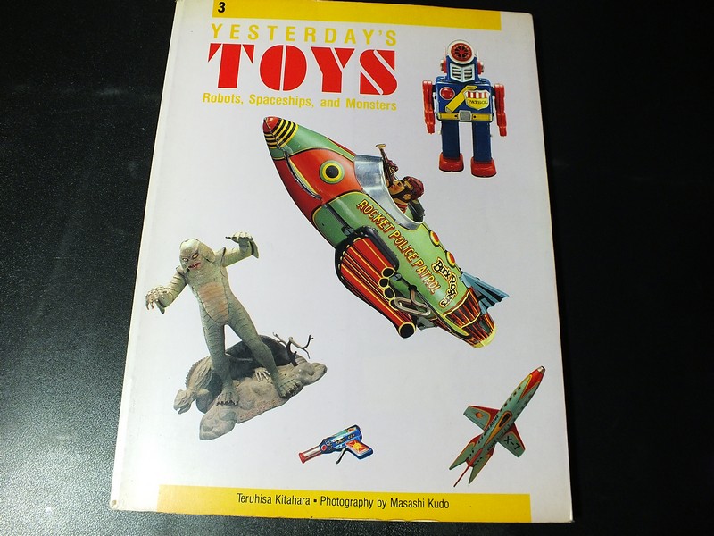 YESTERDAY'S TOYS Robot,Spaceships, and Monsters by Teruhisa Kitahara หนา 112 หน้า พิมพ์ที่ญี่ปุ่น ปี 1988