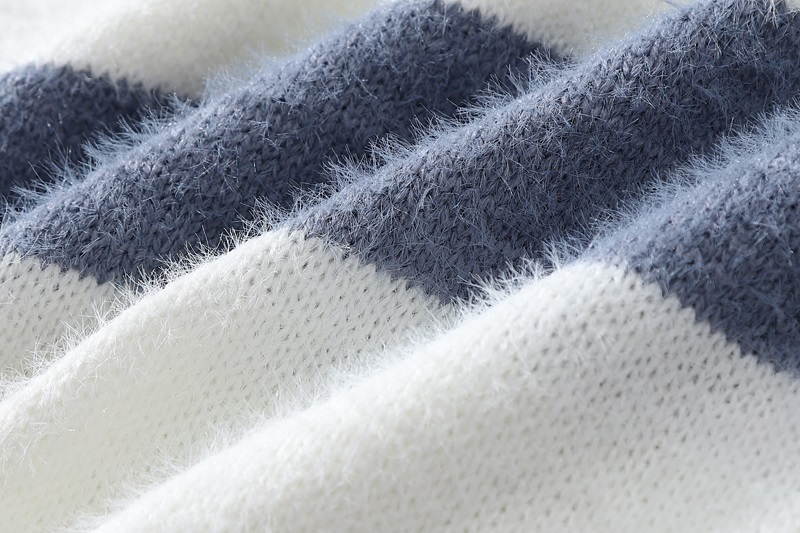 พร้อมส่ง - เสื้อไหมพรมลายขวางคอกลม ST218 (สีฟ้า)