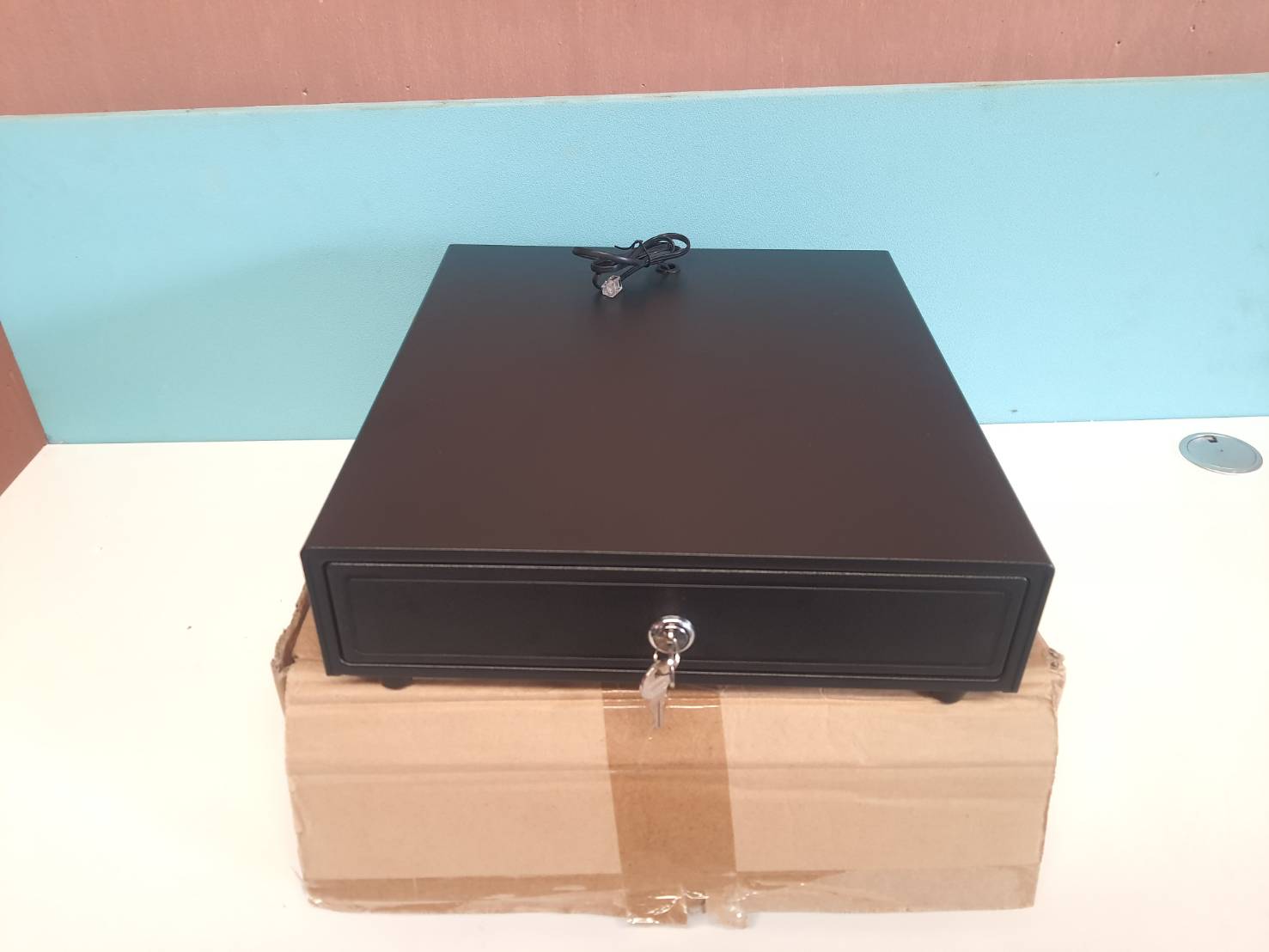 ลิ้นชักเก็บเงิน 4ช่องแบงค์ 5 ช่องเหรียญ ขนาด 33*38*8 cm. มือสอง