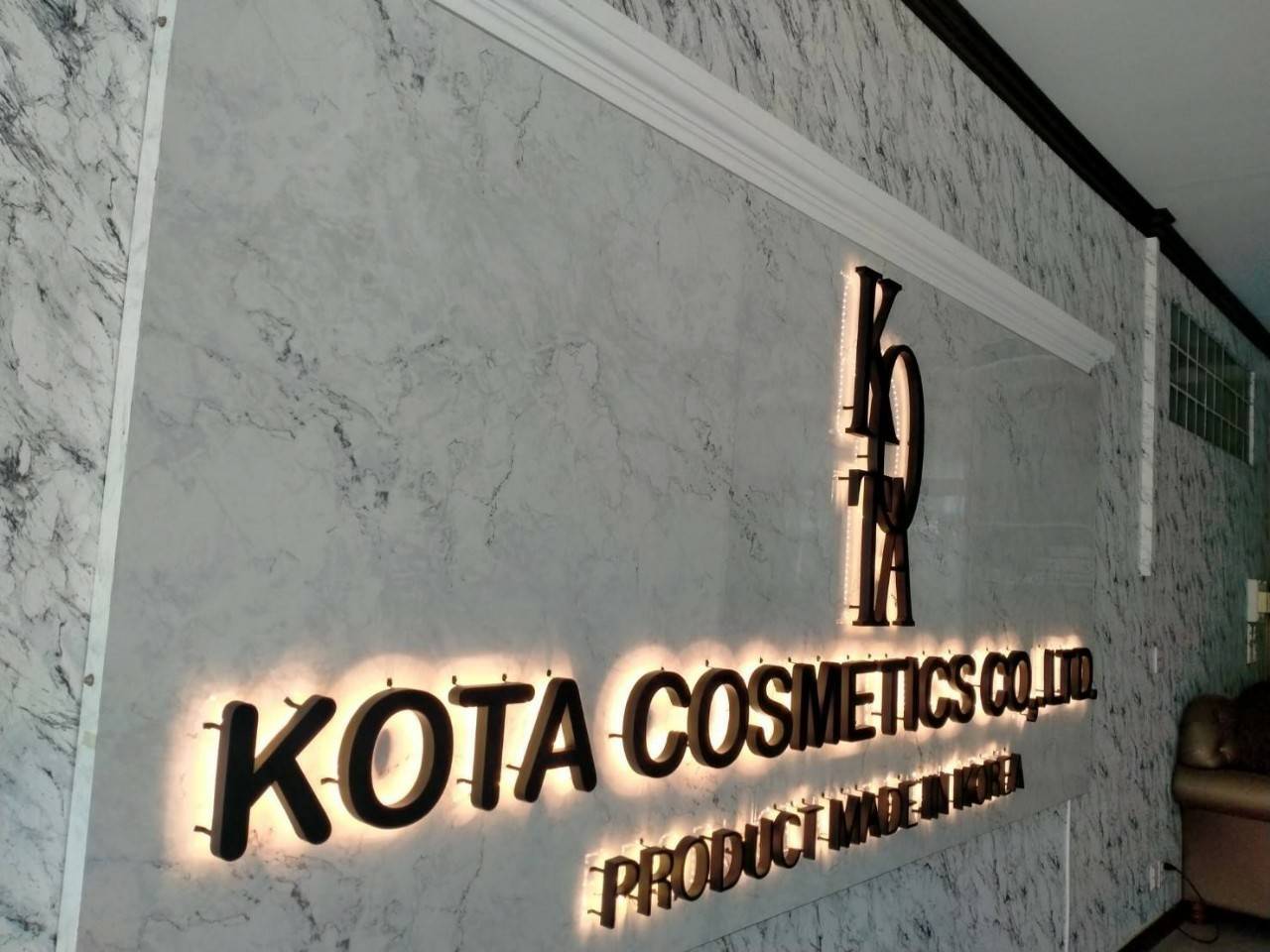 ป้ายตัวอักษรซิงค์ไฟออกหลัง ซิงค์ทำสีดำ ไฟออกหลังสีวอมไวท์ พื้นเป็นอะลูมิเนียมคอมโพสิต4304