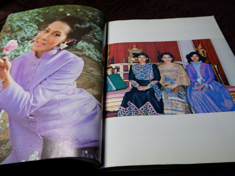 สมเด็จพระนางเจ้าสิริกิติ์ พระบรมราชินีนาถ (ประมวล พระบรมฉายาลักษณ์) โดย สมาคมศิษย์เซ็นต์ฟรังซิสเวียร์ในพระบรมราชินูปถัมภ์