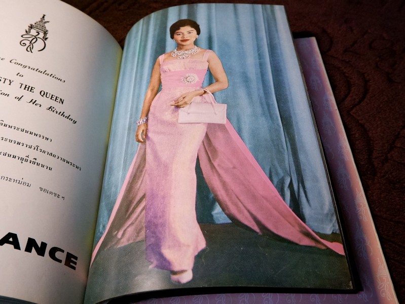 ประมวลภาพพระบรมฉายาลักษณ์ สมเด็จพระนางเจ้าสิริกิติ์ พระบรมราชินีนาถ ปกแข็ง พิมพ์ ปี 2514 (Pre-Order สอบถาม)