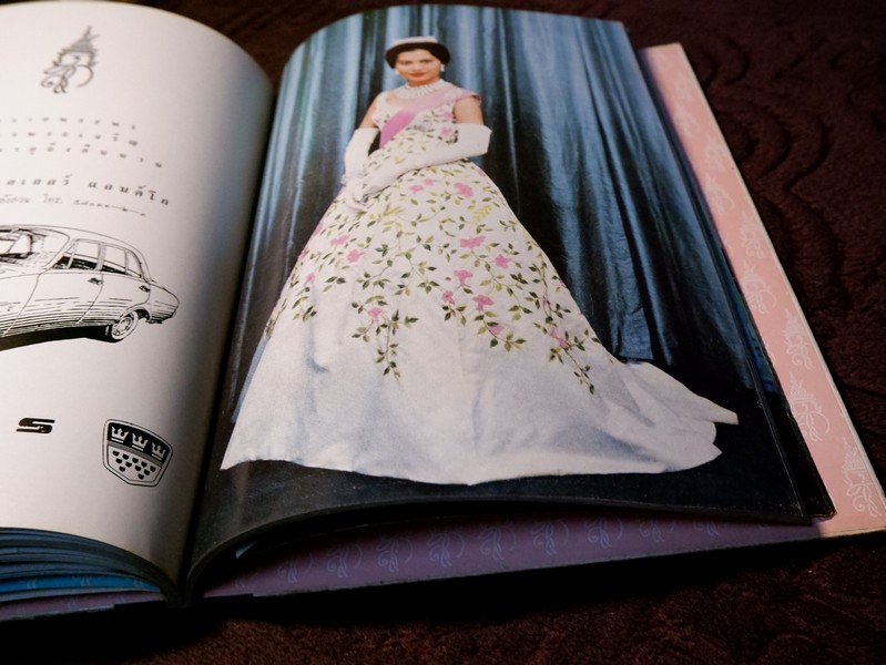 ประมวลภาพพระบรมฉายาลักษณ์ สมเด็จพระนางเจ้าสิริกิติ์ พระบรมราชินีนาถ ปกแข็ง พิมพ์ ปี 2514 (Pre-Order สอบถาม)