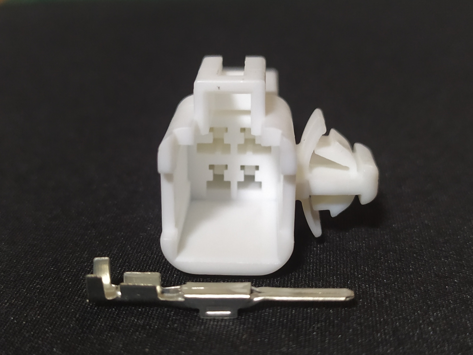 4 พิน ขาว เดือยข้าง #1042 (ตัวผู้)