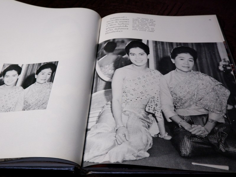 ลิลิตพระราชประวัติ เเละพระบรมฉายาลักษณ์ ของ สมเด็จพระนางเจ้าสิริกิติ์ พระบรมราชินีนาถ ปกเเข็ง