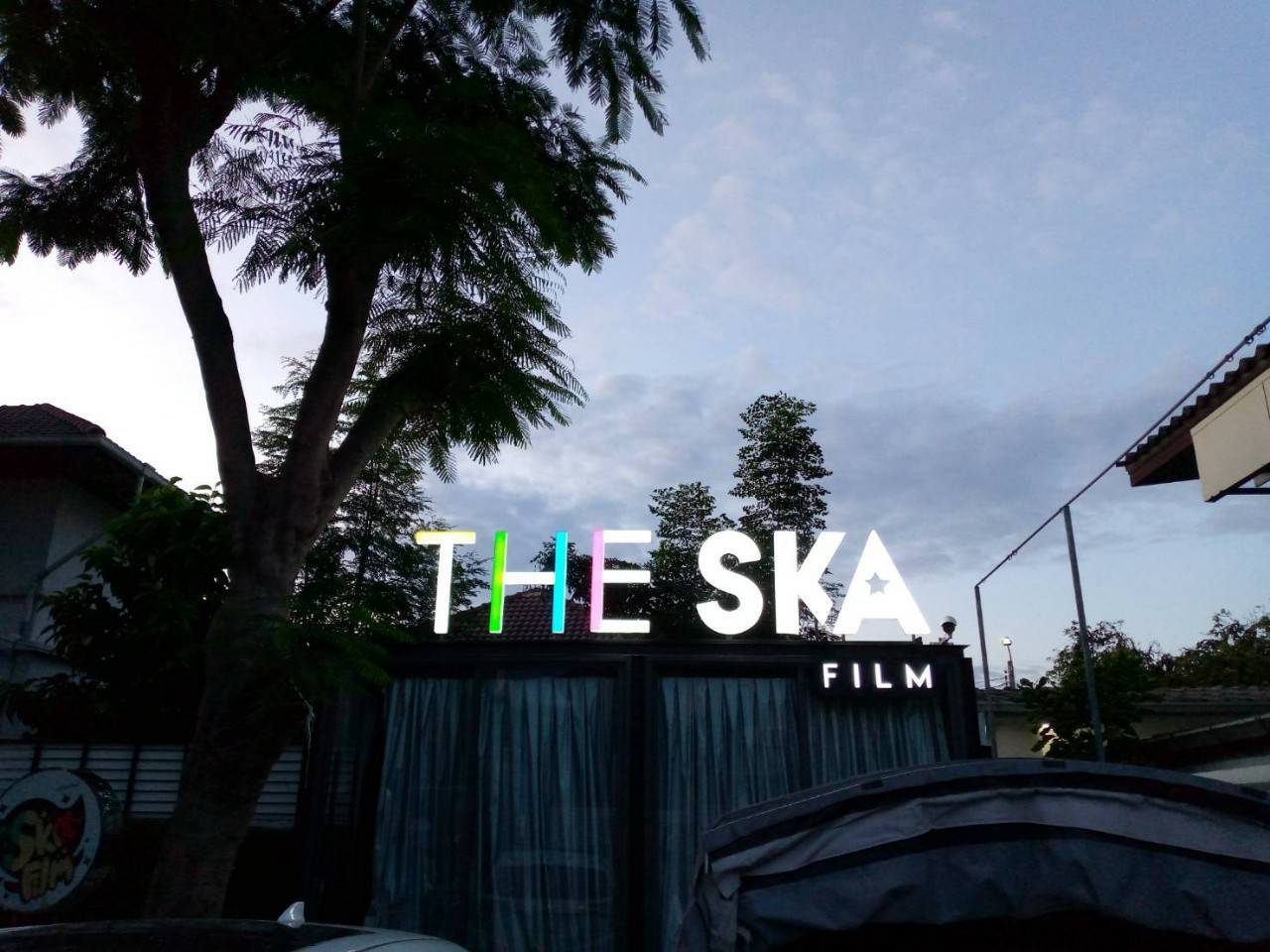 ป้ายอะคริลิคไฟออกรอบตัว ป้ายเดอะสะกางานป้ายกล่องไฟออกหน้า THE SKA