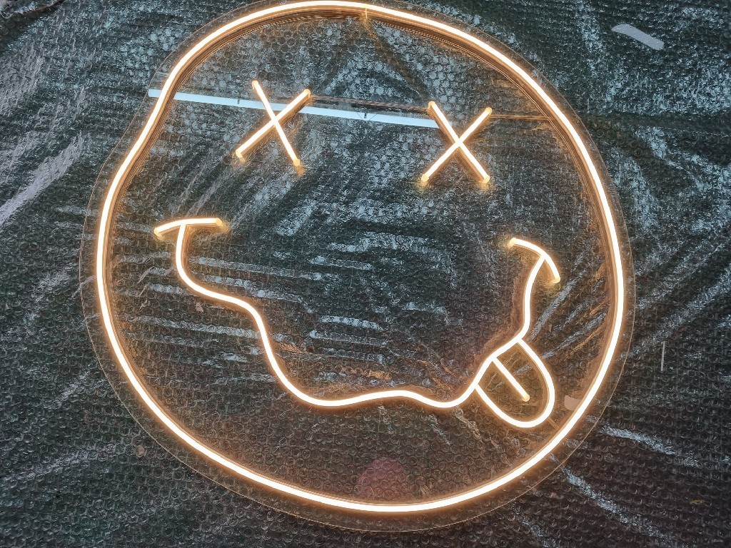 ไฟนีออน เฟค