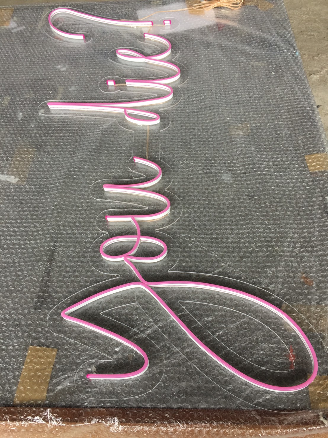 ไฟนีออน เฟค