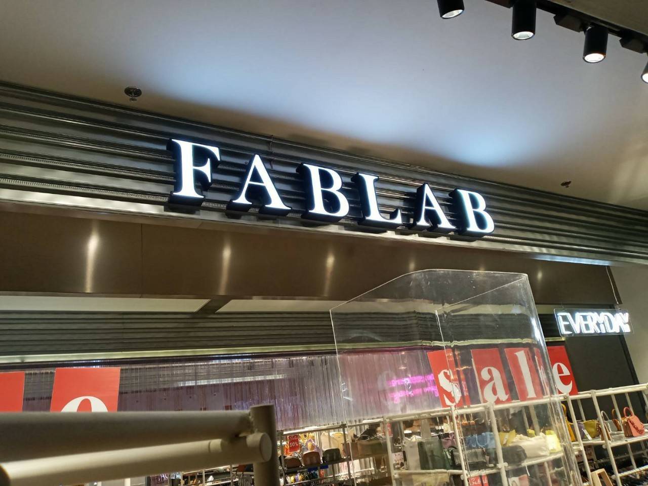 งานผลิตและติดตั้งป้ายกล่องไฟ FABLAB