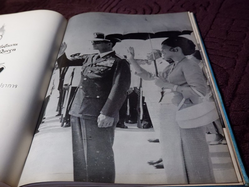 สมเด็จพระนางเจ้าสิริกิติ์ พระบรมราชินีนาถ โดย น.ส.พ. ดาราไทยราบวัน ปกเเข็งหุ้มผ้าไหม