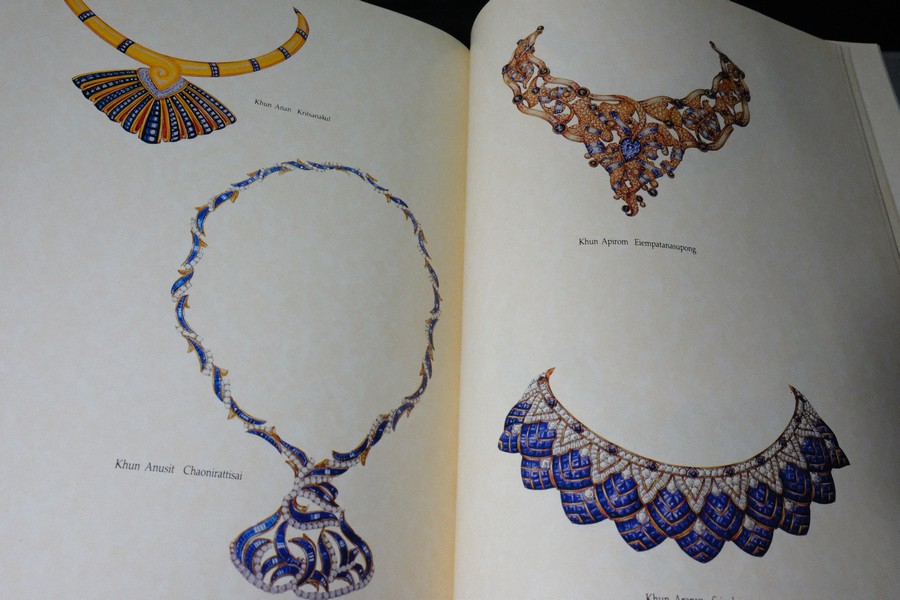 Jew Fest Catalogue 3 โดย สมาคมผู้ค้าอัญมณีไทยเเละเครื่องประดับ (TGJTA) ปกแข็ง 200 หน้า ปี 1996