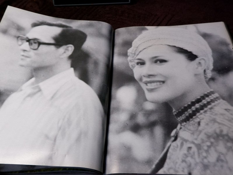 ลิลิตพระราชประวัติ เเละพระบรมฉายาลักษณ์ ของ สมเด็จพระนางเจ้าสิริกิติ์ พระบรมราชินีนาถ ปกเเข็ง