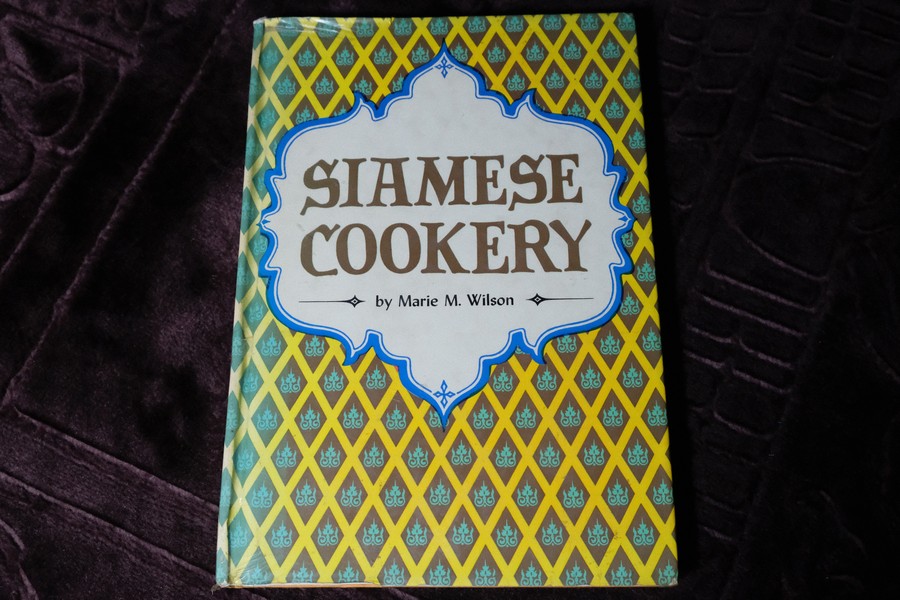 SIAMESE COOKERY by Marie M.Wilson ปกเเข็ง 109 หน้า ปี 2527 ( 8'th printing)