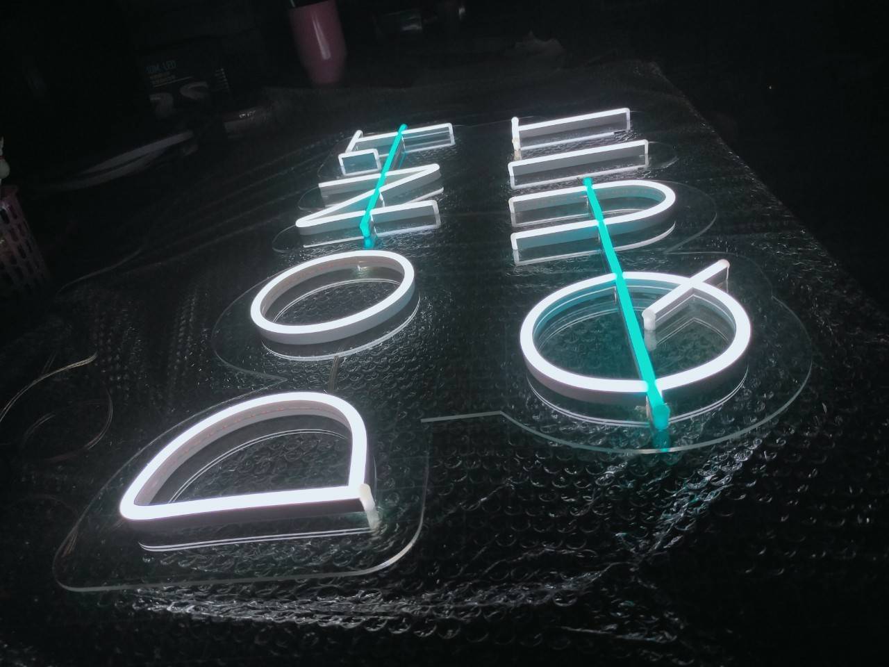 ป้ายไฟนีออนดัด อะคริลิคใสรองหลัง 3มิล