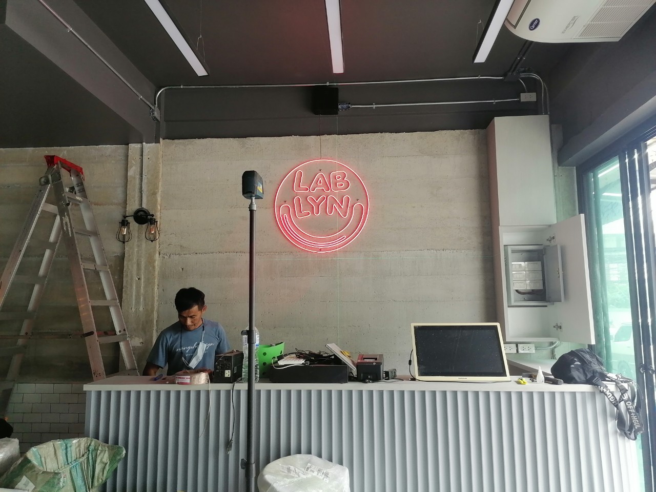 ไฟนีออน เฟค