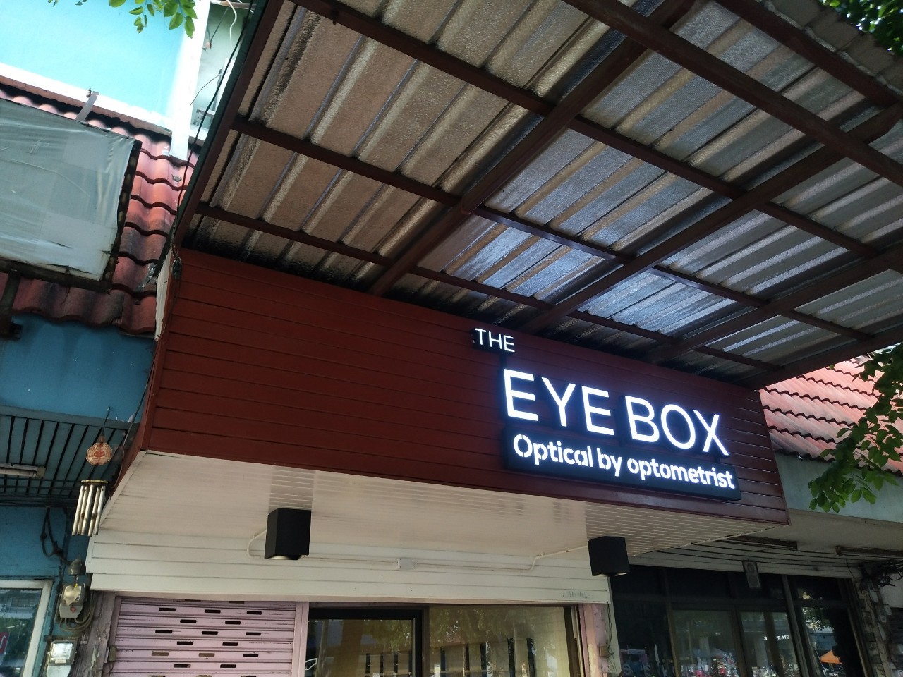ป้ายตัวอักษรซิงค์ ติดไฟออกหน้า - THE EYE BOX