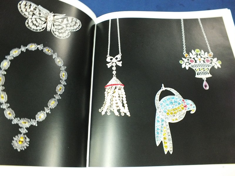 Jewels of fantasy . costume jewelry of the 20th century ปกแข็ง 408 หน้า ปี 1992