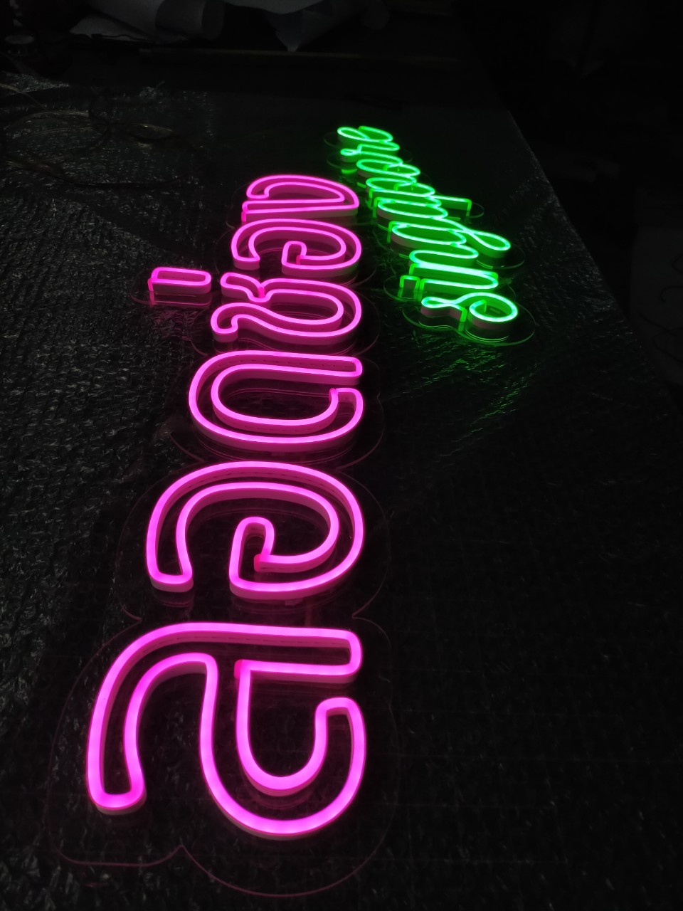 ไฟนีออน เฟค