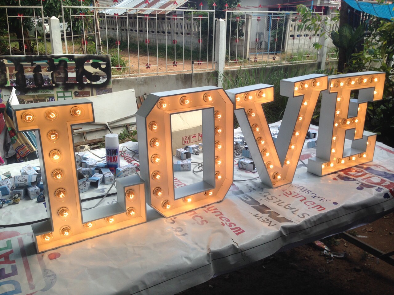ชุดตัวอักษรภติดหลอดไฟ LOVE ขนาดสูง 45 cm.