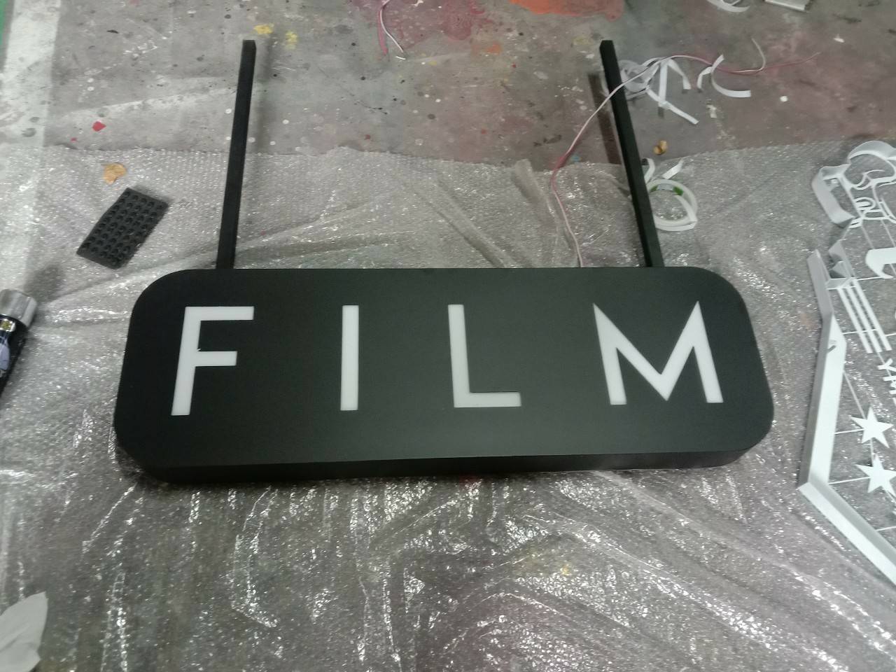 ป้ายอะคริลิคไฟออกรอบตัว ป้ายเดอะสะกางานป้ายกล่องไฟออกหน้า THE SKA