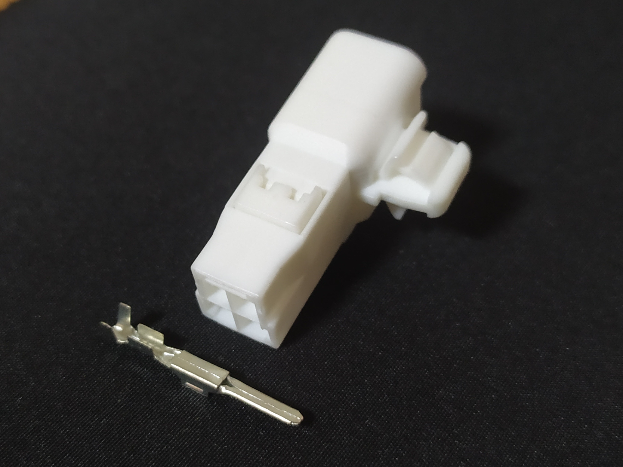 4 พิน ขาว เดือยข้าง #1042 (ตัวผู้)