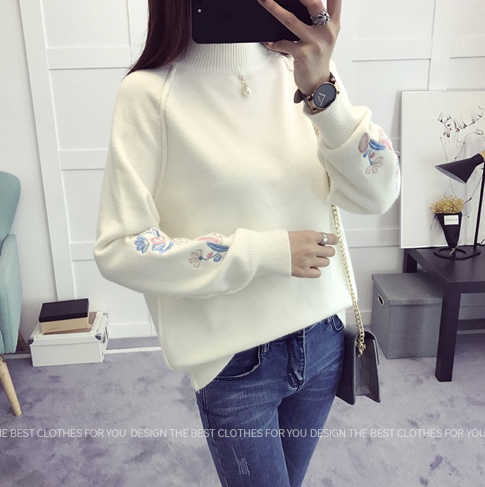 พร้อมส่ง - เสื้อไหมพรมแขนยาวมีลายปักที่แขนเสื้อน่ารักๆ ST750 (สีขาว)
