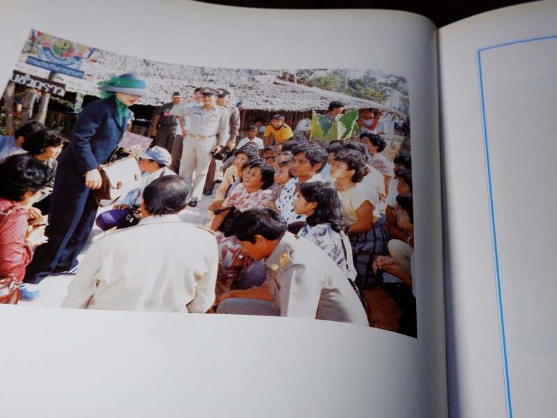 ด้วยพระบารมีสู่ธรรมชาติเเละชีวิต หนังสือเฉลิมพระชนมพรรษา สมเด็จพระนางเจ้าสิริกิติ์ พระบรมราชินีนาถ ปี 2535
